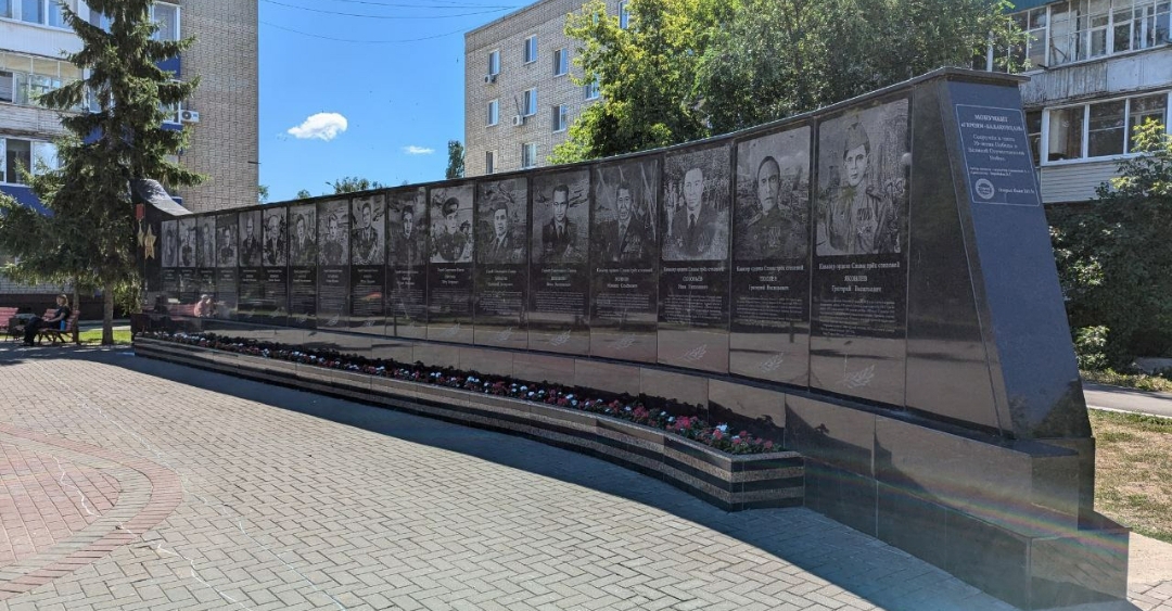 Монумент героям войны треснул в Балакове